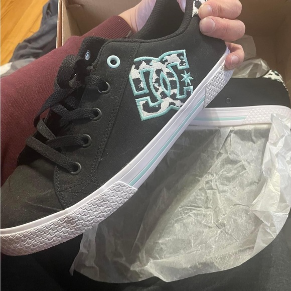 Brand new size 11 DC skater shoes - Picture 2 of 4